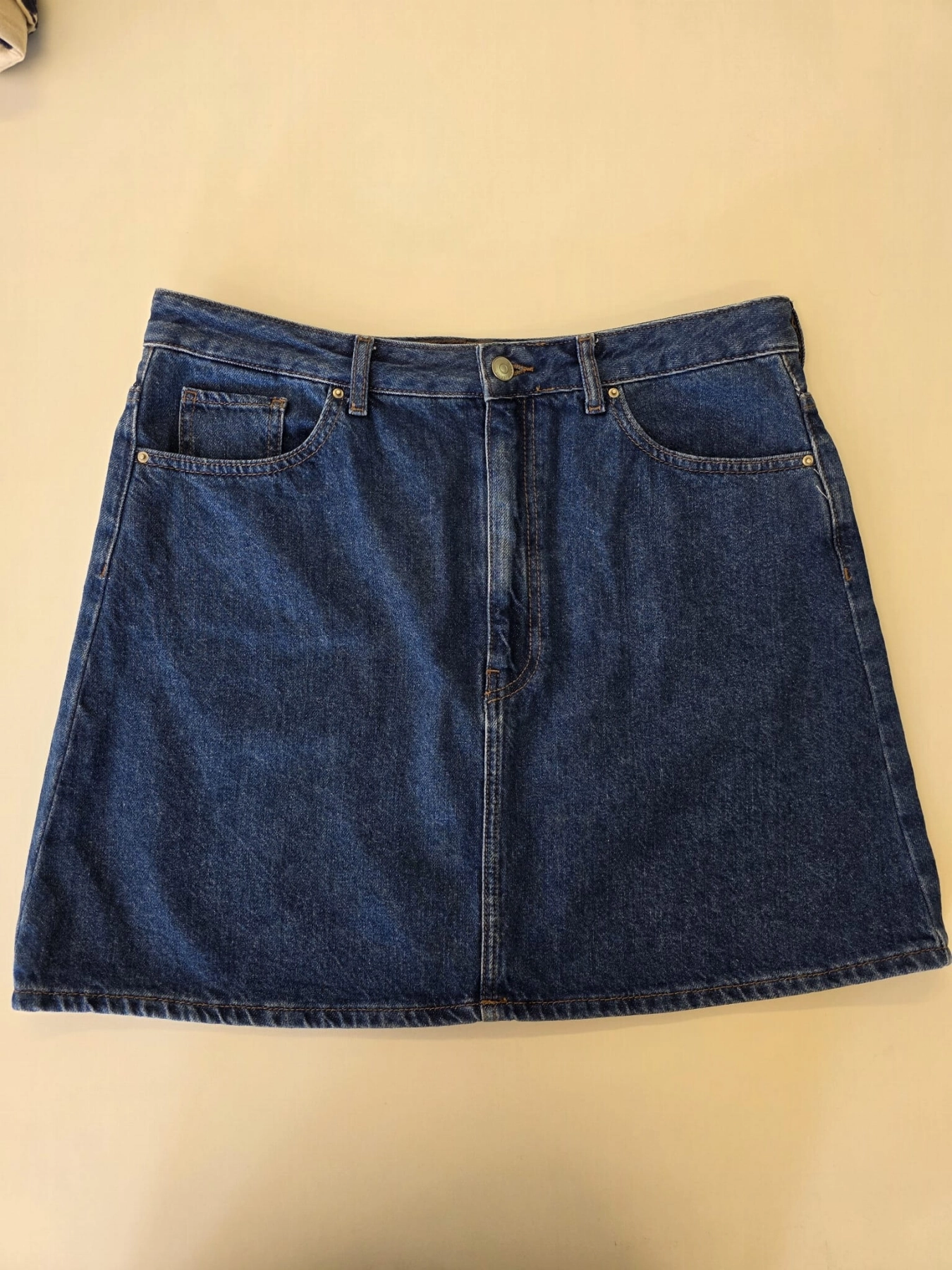 Damski komplet premium składający się z wzorzystej koszuli wiskozowej Hema oraz klasycznej spódnicy jeansowej mini marki Cross Jeans