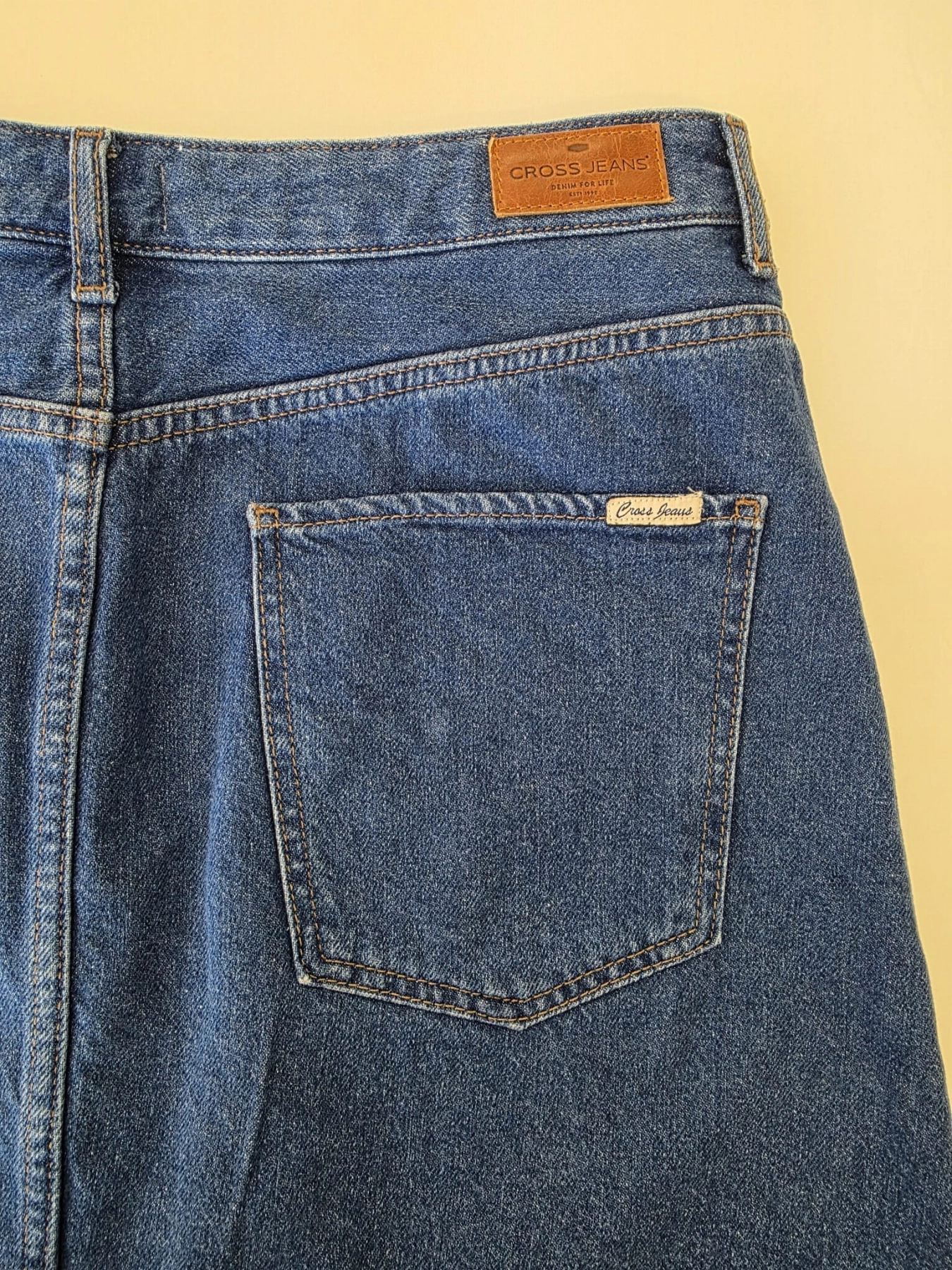 Damski komplet premium składający się z wzorzystej koszuli wiskozowej Hema oraz klasycznej spódnicy jeansowej mini marki Cross Jeans