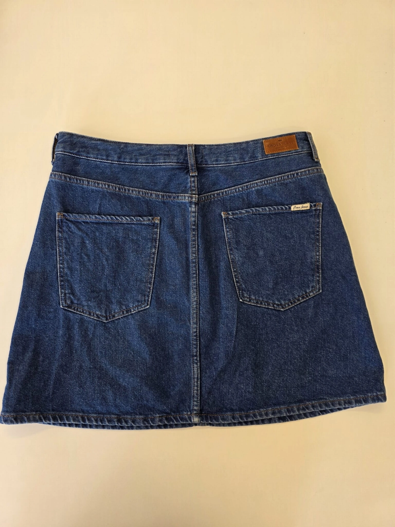 Damski komplet premium składający się z wzorzystej koszuli wiskozowej Hema oraz klasycznej spódnicy jeansowej mini marki Cross Jeans