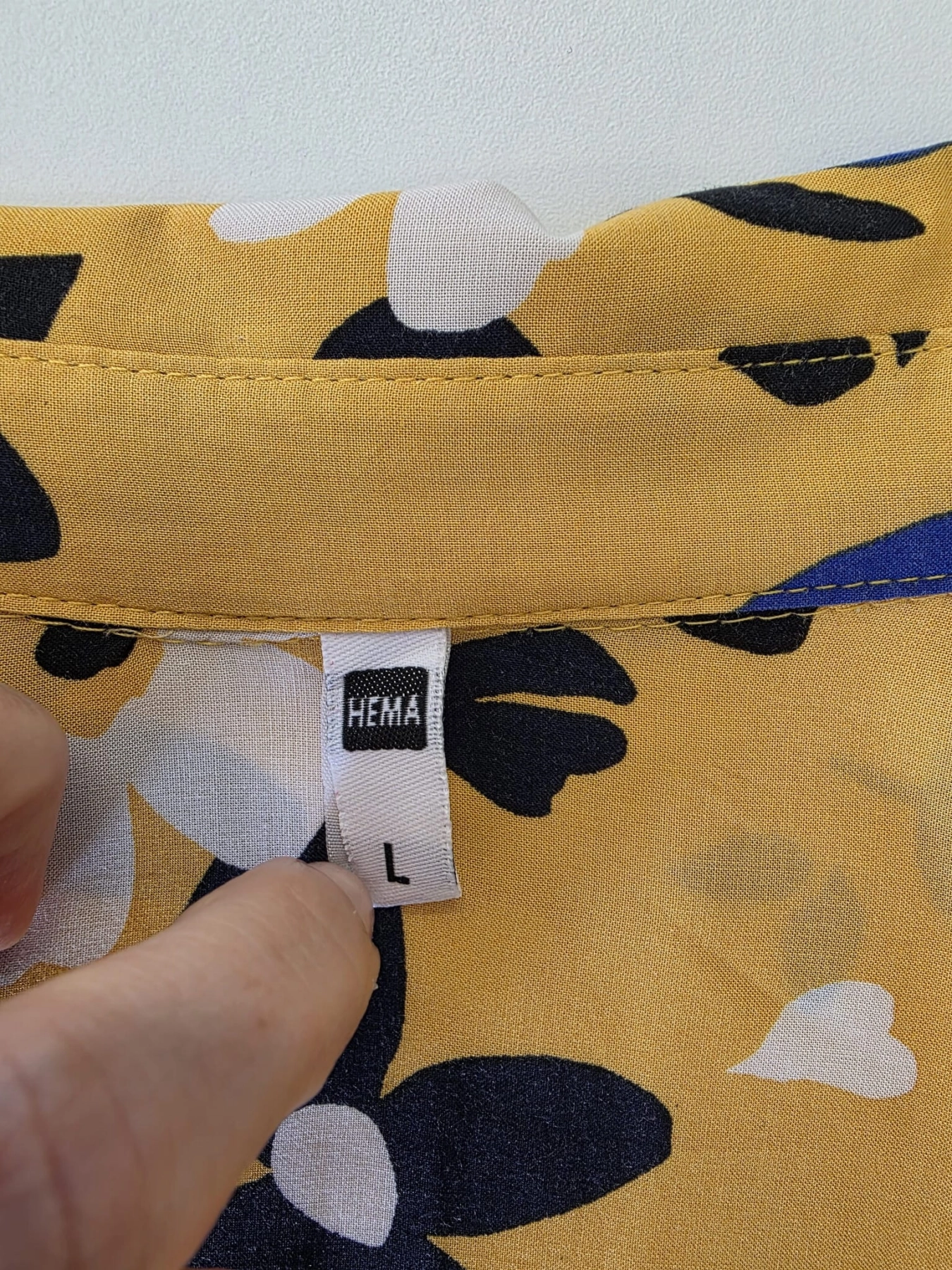 Damski komplet premium składający się z wzorzystej koszuli wiskozowej Hema oraz klasycznej spódnicy jeansowej mini marki Cross Jeans
