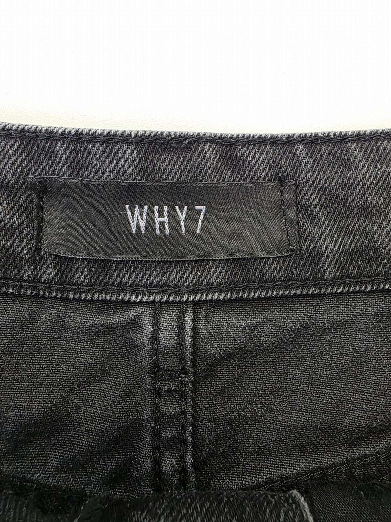 Trzyczęściowy komplet damski premium z odzieży używanej zawierający czarną spódnicę jeansową, bluzkę w panterkę Primark oraz kremową koszulę z koronką