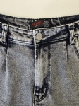 Damska stylizacja premium z odzieży używanej składająca się z marmurkowych jeansów Relucky, różowej koszuli Jigsaw oraz grafitowego t-shirtu Vila