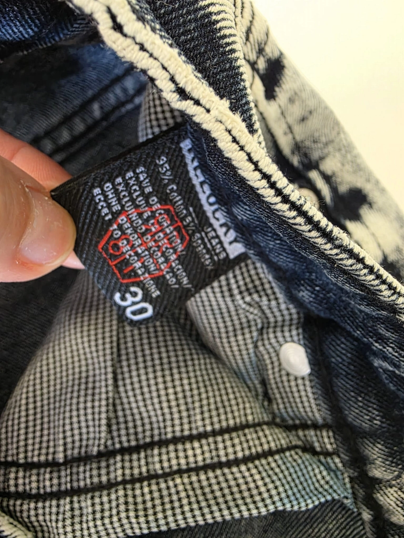 Damska stylizacja premium z odzieży używanej składająca się z marmurkowych jeansów Relucky, różowej koszuli Jigsaw oraz grafitowego t-shirtu Vila
