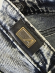 Damska stylizacja premium z odzieży używanej składająca się z marmurkowych jeansów Relucky, różowej koszuli Jigsaw oraz grafitowego t-shirtu Vila