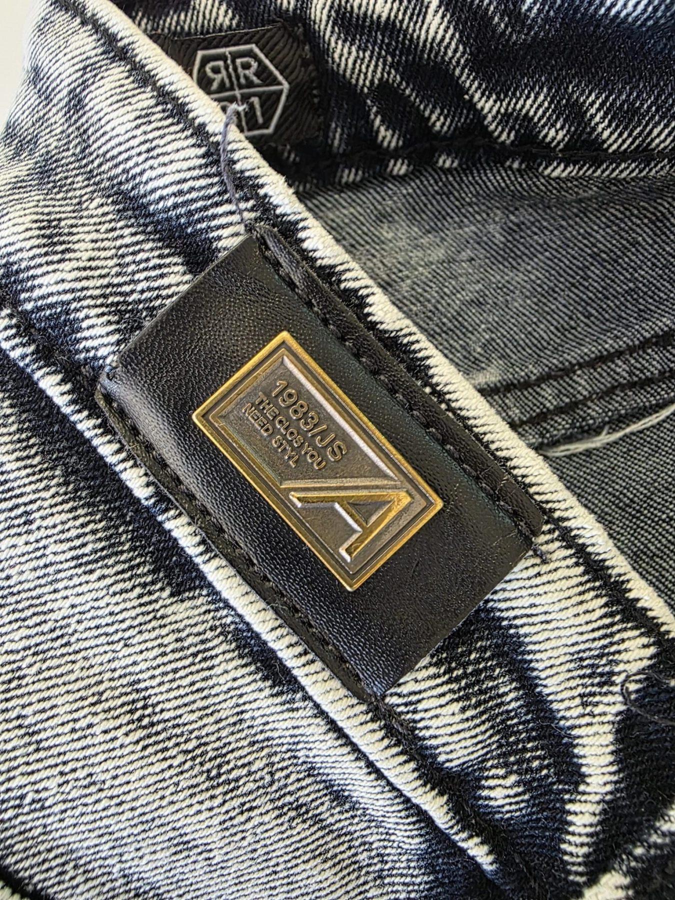 Damska stylizacja premium z odzieży używanej składająca się z marmurkowych jeansów Relucky, różowej koszuli Jigsaw oraz grafitowego t-shirtu Vila