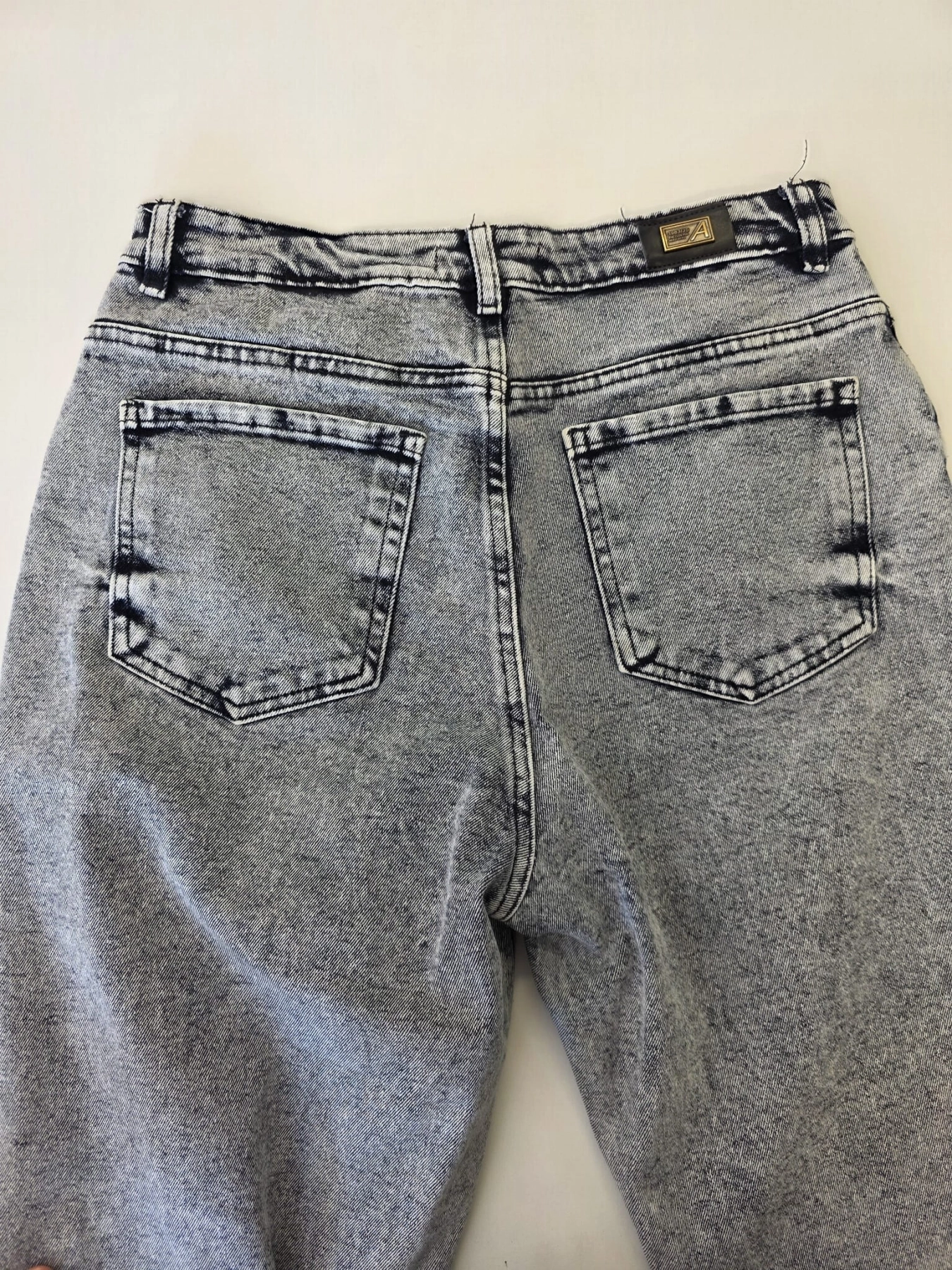 Damska stylizacja premium z odzieży używanej składająca się z marmurkowych jeansów Relucky, różowej koszuli Jigsaw oraz grafitowego t-shirtu Vila