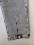 Damska stylizacja premium z odzieży używanej składająca się z marmurkowych jeansów Relucky, różowej koszuli Jigsaw oraz grafitowego t-shirtu Vila