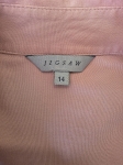 Damska stylizacja premium z odzieży używanej składająca się z marmurkowych jeansów Relucky, różowej koszuli Jigsaw oraz grafitowego t-shirtu Vila