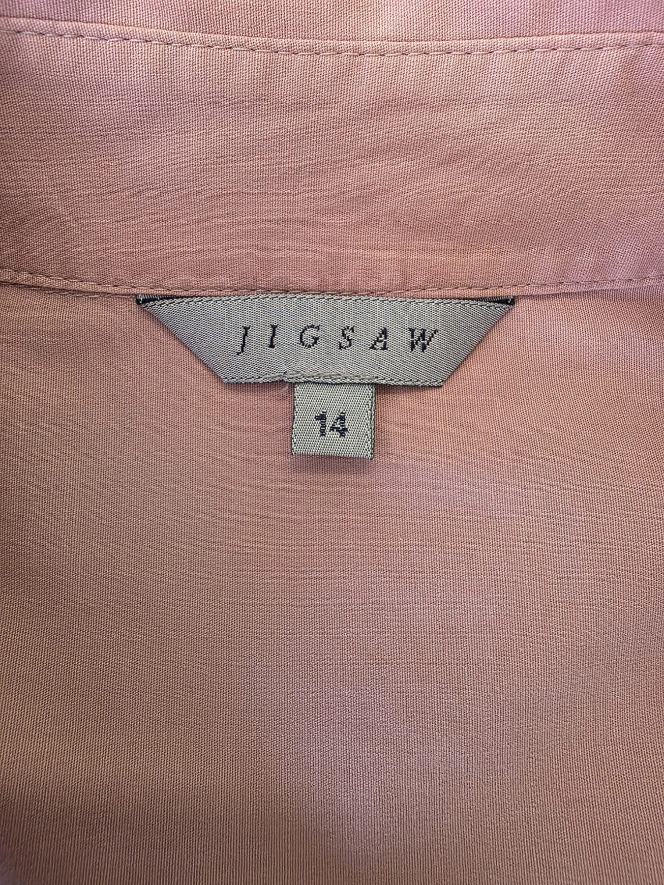 Damska stylizacja premium z odzieży używanej składająca się z marmurkowych jeansów Relucky, różowej koszuli Jigsaw oraz grafitowego t-shirtu Vila