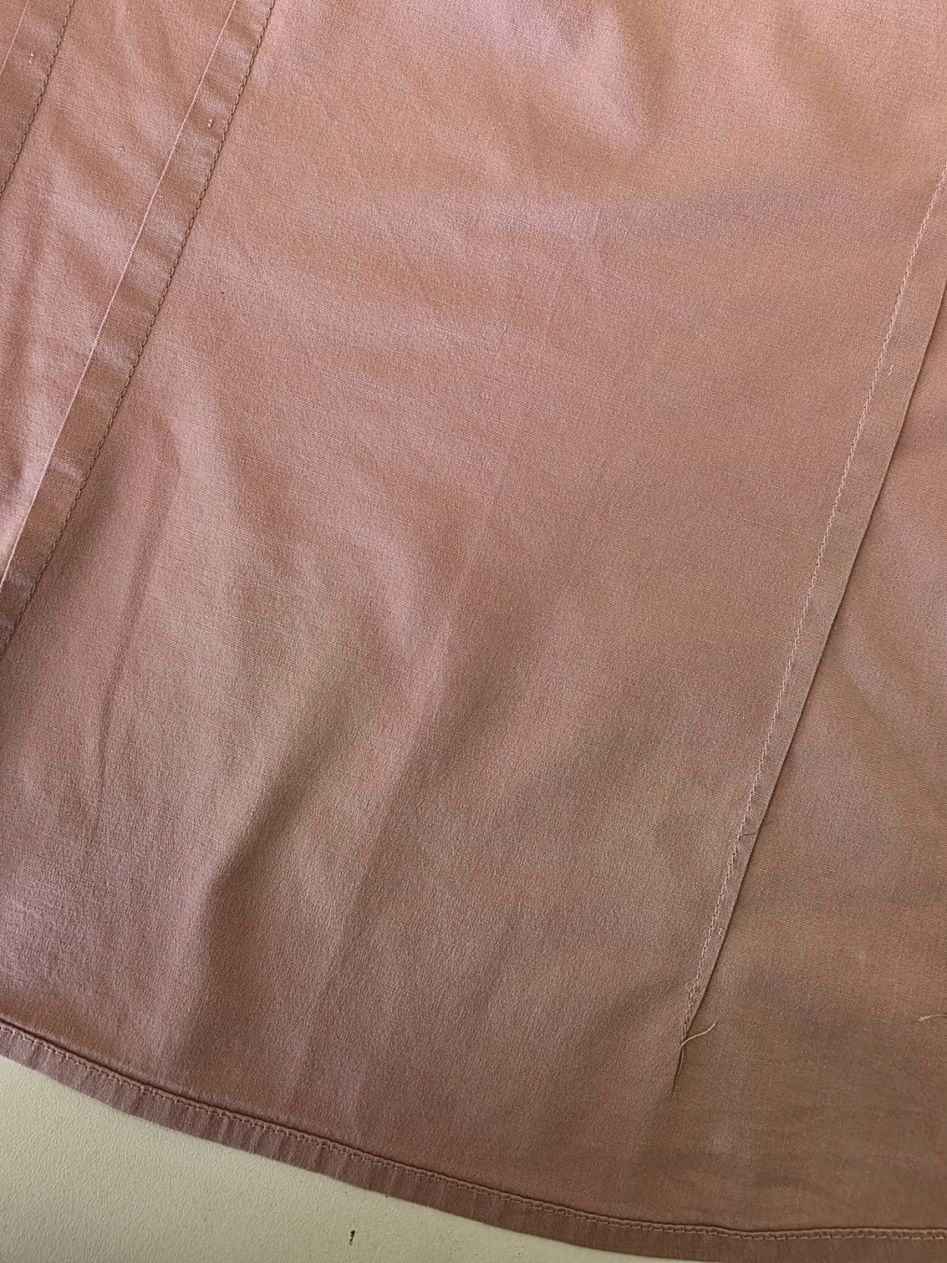 Damska stylizacja premium z odzieży używanej składająca się z marmurkowych jeansów Relucky, różowej koszuli Jigsaw oraz grafitowego t-shirtu Vila