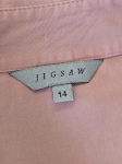 Damska stylizacja premium z odzieży używanej składająca się z marmurkowych jeansów Relucky, różowej koszuli Jigsaw oraz grafitowego t-shirtu Vila