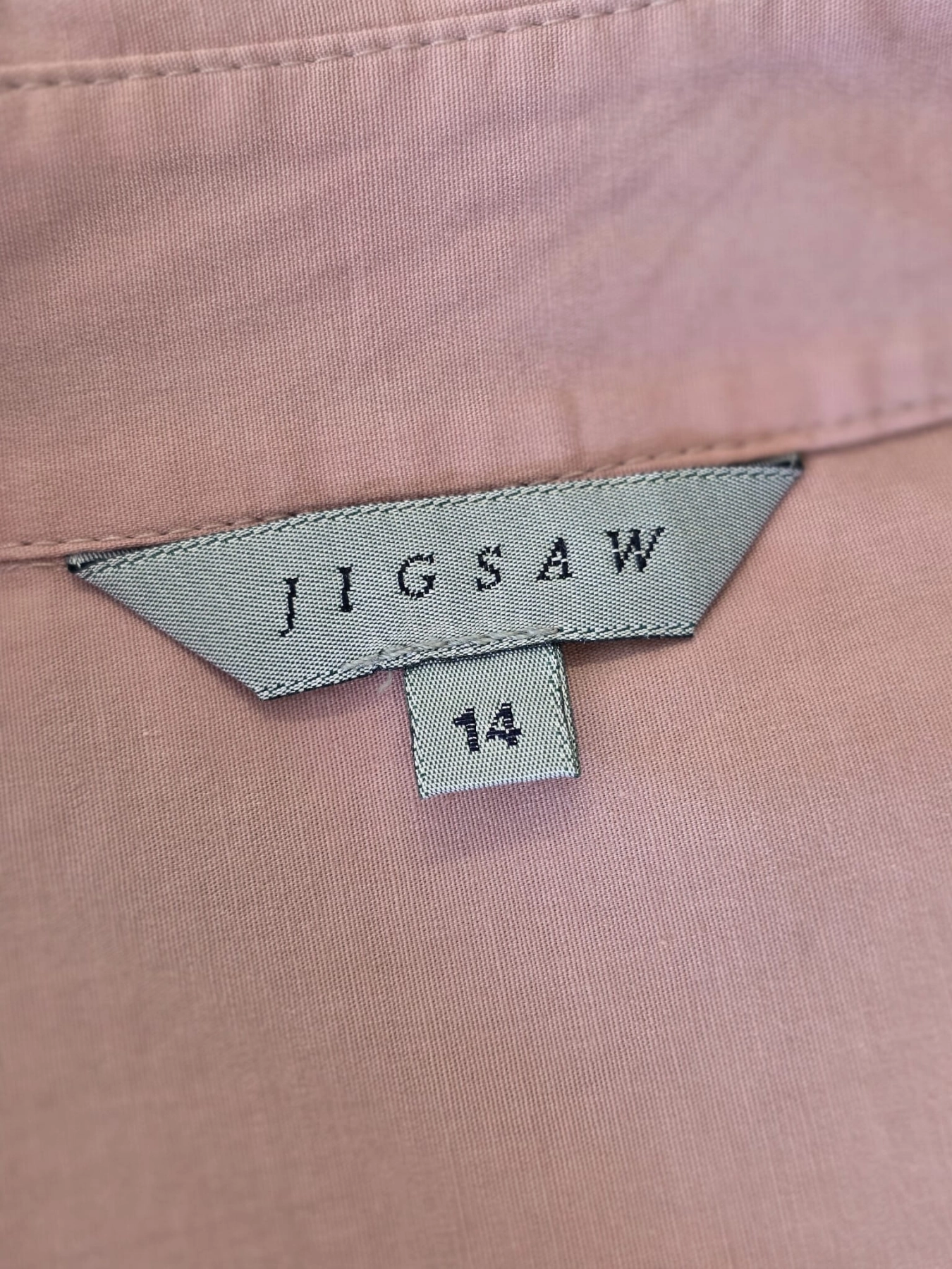 Damska stylizacja premium z odzieży używanej składająca się z marmurkowych jeansów Relucky, różowej koszuli Jigsaw oraz grafitowego t-shirtu Vila