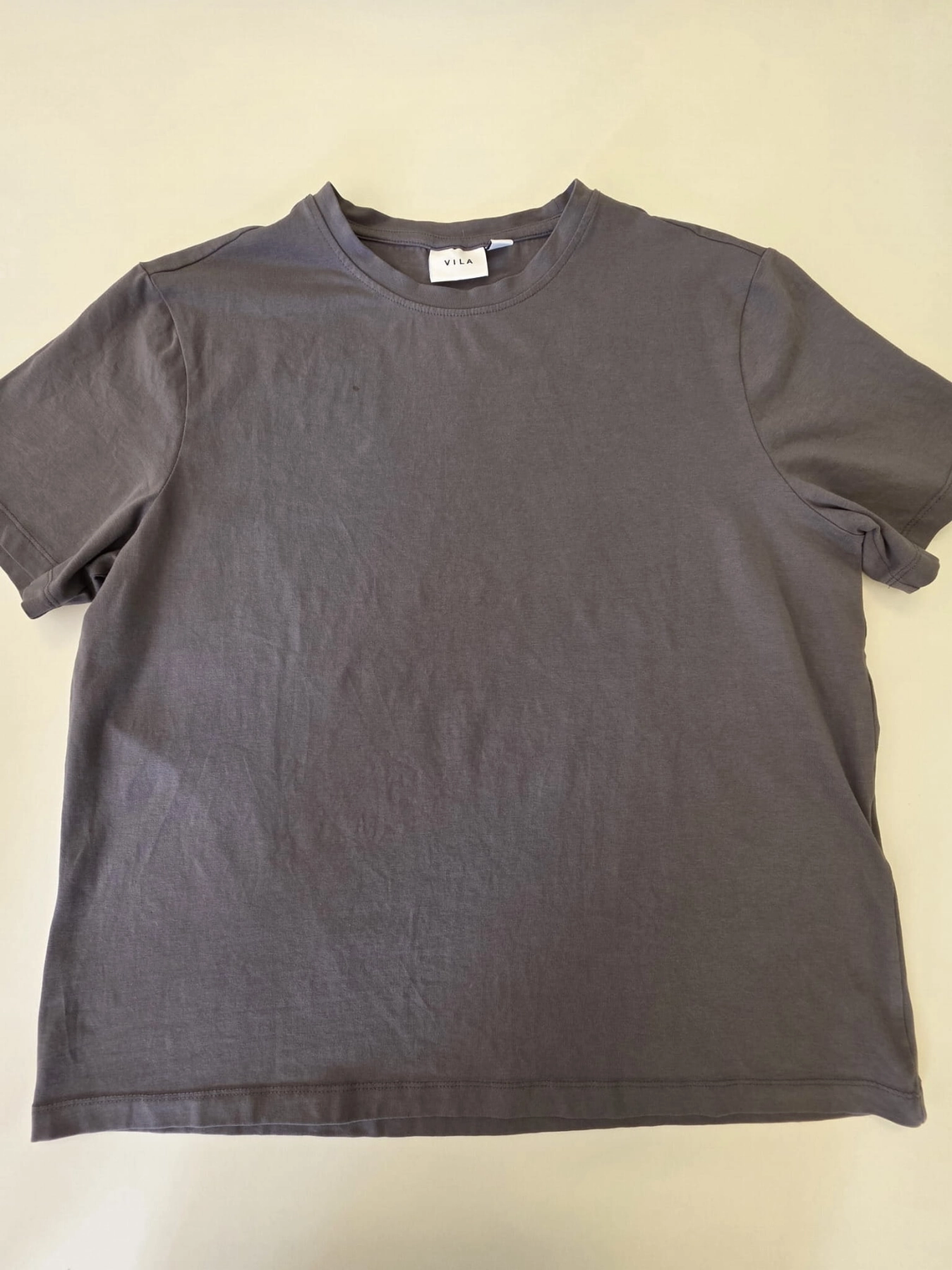 Damska stylizacja premium z odzieży używanej składająca się z marmurkowych jeansów Relucky, różowej koszuli Jigsaw oraz grafitowego t-shirtu Vila
