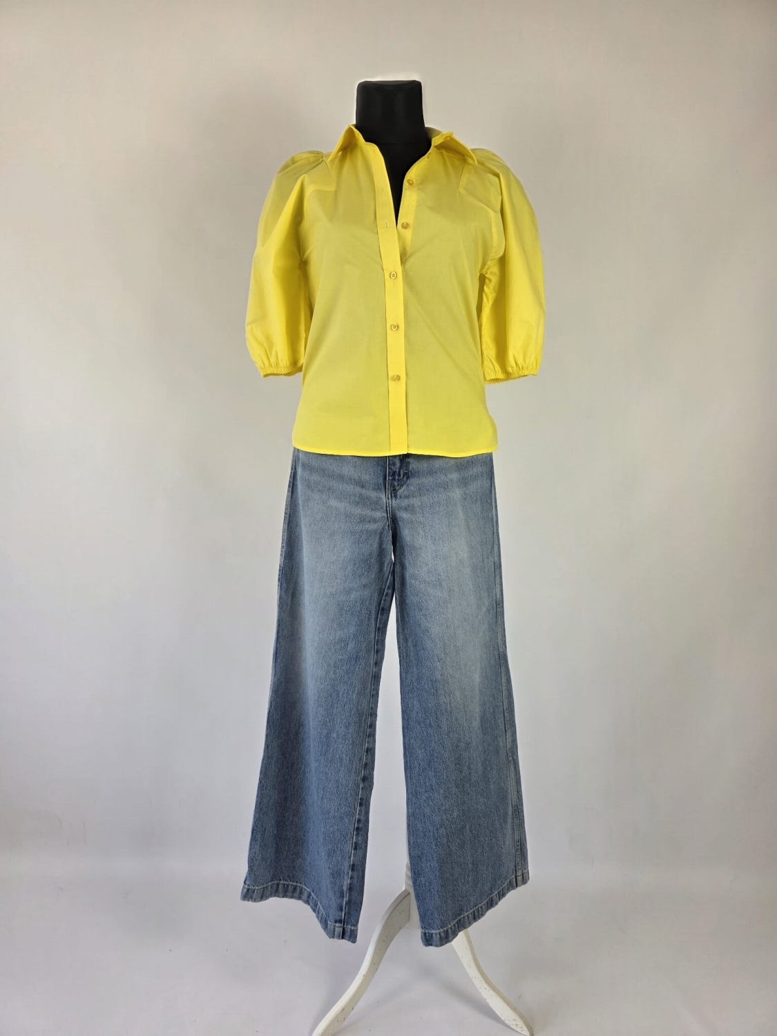 Kompletna stylizacja premium z odzieży używanej składająca się z żółtej bawełnianej koszuli Silvian Heach oraz jeansów z wysokim stanem Wrangler Worldwide W28