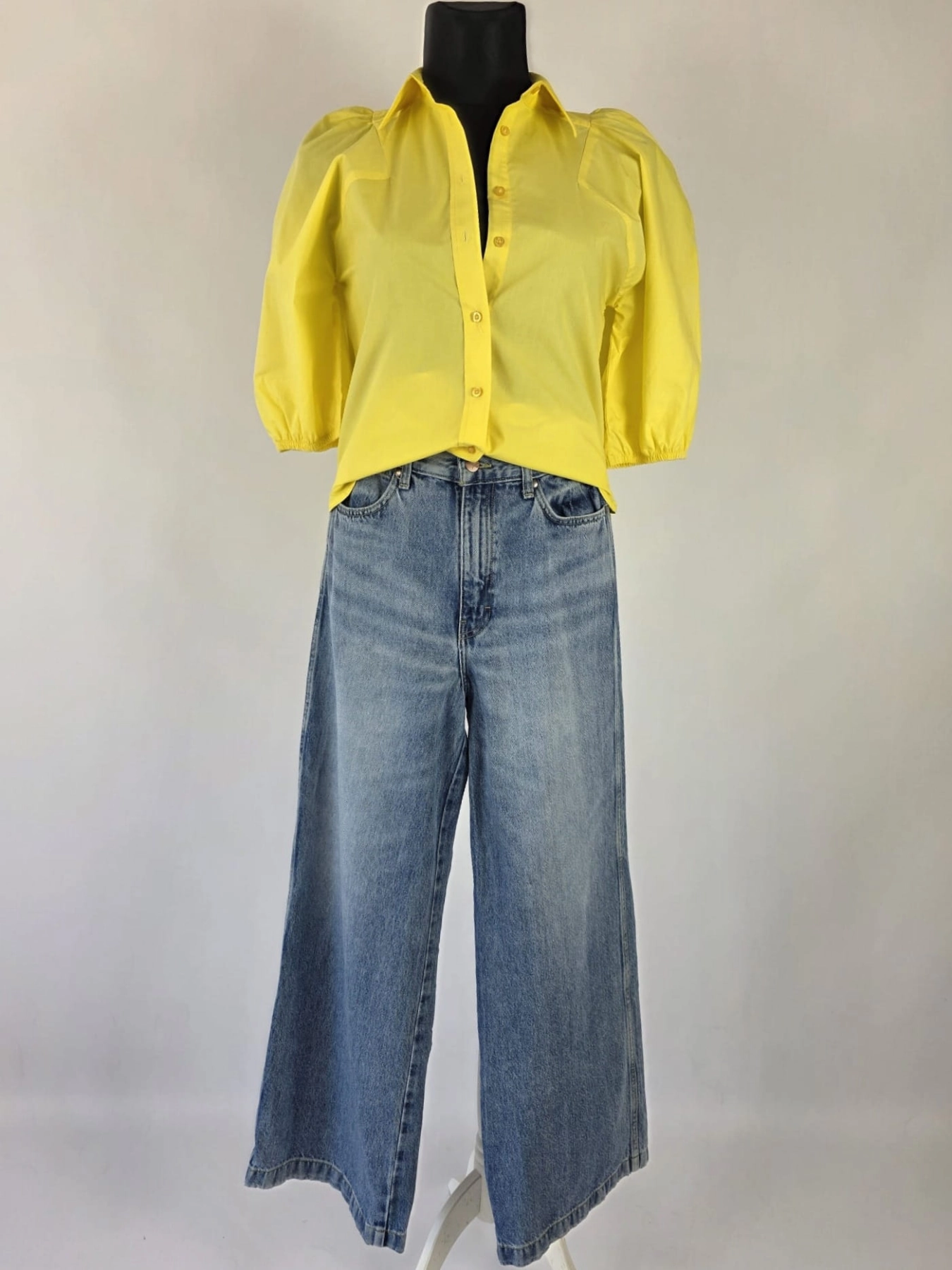 Kompletna stylizacja premium z odzieży używanej składająca się z żółtej bawełnianej koszuli Silvian Heach oraz jeansów z wysokim stanem Wrangler Worldwide W28