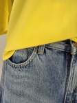 Kompletna stylizacja premium z odzieży używanej składająca się z żółtej bawełnianej koszuli Silvian Heach oraz jeansów z wysokim stanem Wrangler Worldwide W28