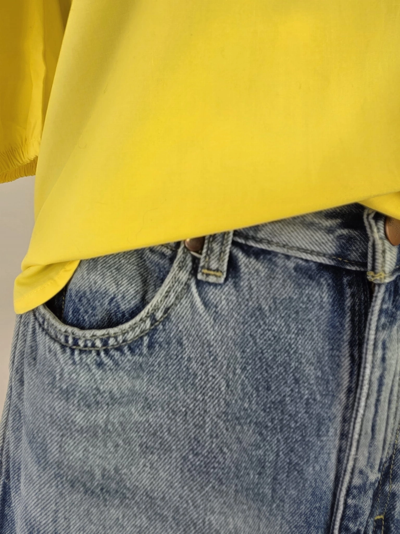 Kompletna stylizacja premium z odzieży używanej składająca się z żółtej bawełnianej koszuli Silvian Heach oraz jeansów z wysokim stanem Wrangler Worldwide W28