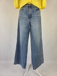 Kompletna stylizacja premium z odzieży używanej składająca się z żółtej bawełnianej koszuli Silvian Heach oraz jeansów z wysokim stanem Wrangler Worldwide W28