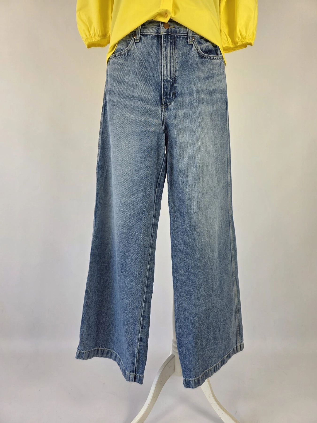 Kompletna stylizacja premium z odzieży używanej składająca się z żółtej bawełnianej koszuli Silvian Heach oraz jeansów z wysokim stanem Wrangler Worldwide W28