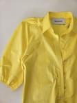 Kompletna stylizacja premium z odzieży używanej składająca się z żółtej bawełnianej koszuli Silvian Heach oraz jeansów z wysokim stanem Wrangler Worldwide W28