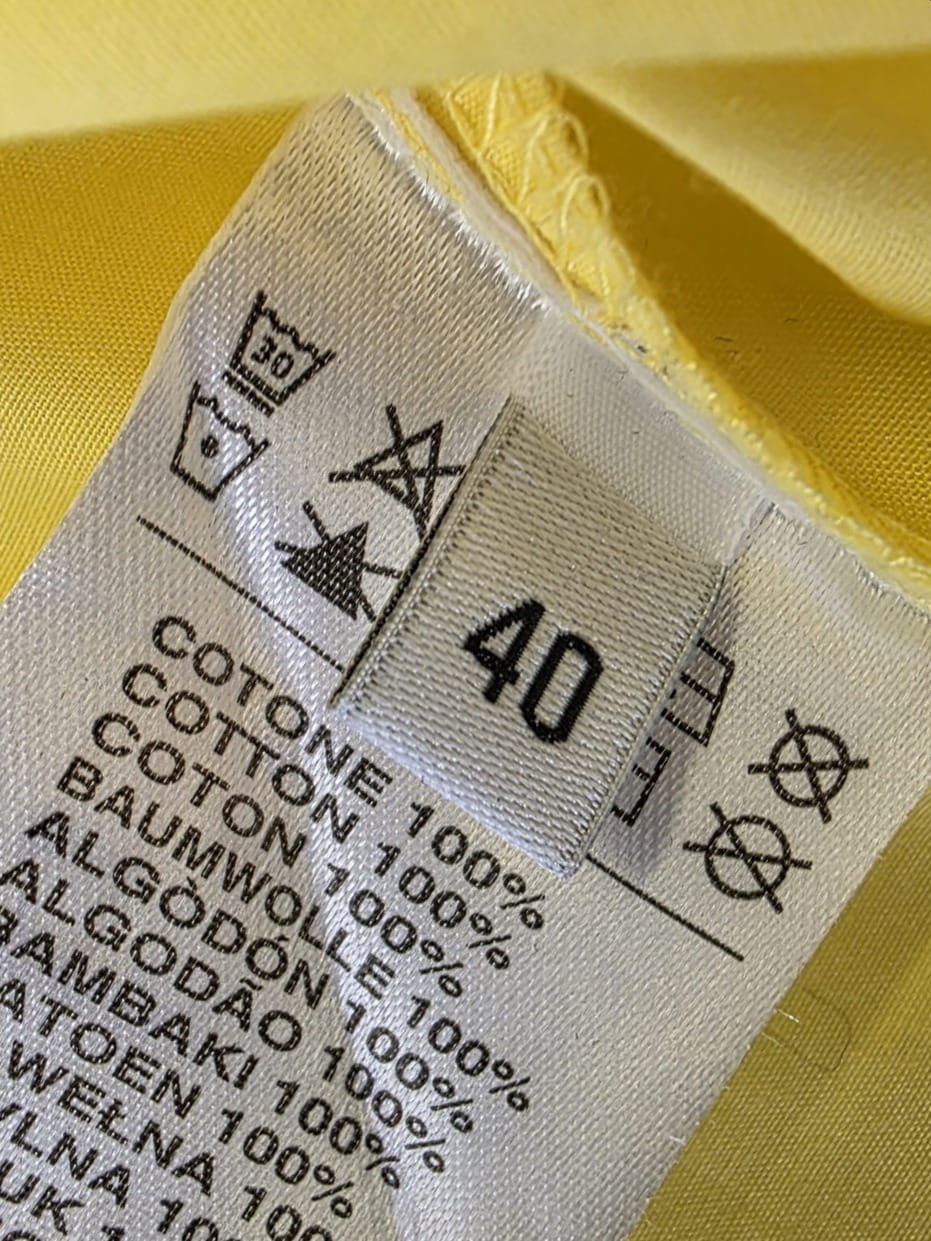 Kompletna stylizacja premium z odzieży używanej składająca się z żółtej bawełnianej koszuli Silvian Heach oraz jeansów z wysokim stanem Wrangler Worldwide W28
