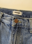 Kompletna stylizacja premium z odzieży używanej składająca się z żółtej bawełnianej koszuli Silvian Heach oraz jeansów z wysokim stanem Wrangler Worldwide W28