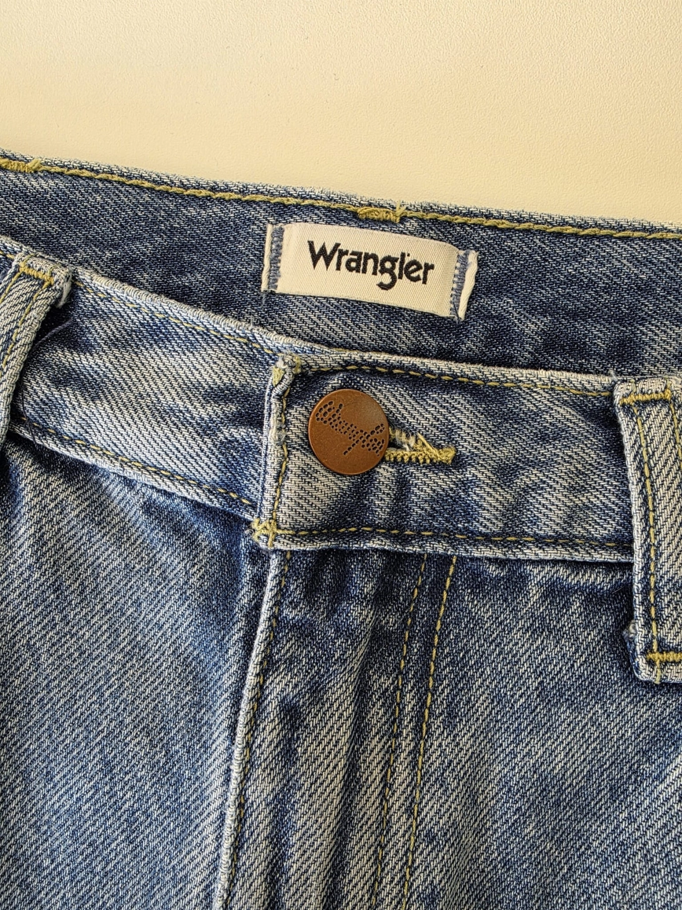 Kompletna stylizacja premium z odzieży używanej składająca się z żółtej bawełnianej koszuli Silvian Heach oraz jeansów z wysokim stanem Wrangler Worldwide W28