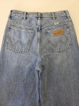 Kompletna stylizacja premium z odzieży używanej składająca się z żółtej bawełnianej koszuli Silvian Heach oraz jeansów z wysokim stanem Wrangler Worldwide W28
