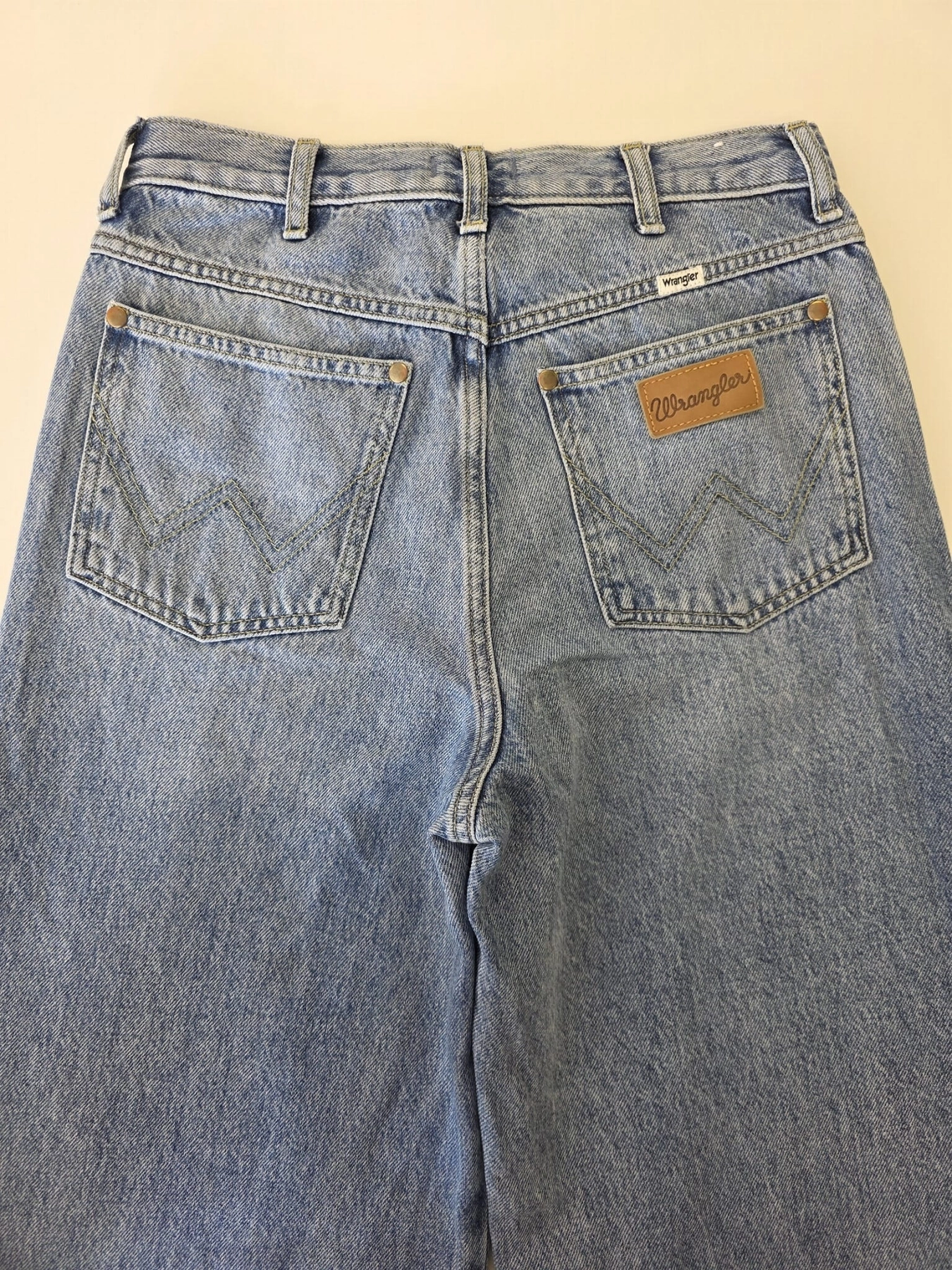 Kompletna stylizacja premium z odzieży używanej składająca się z żółtej bawełnianej koszuli Silvian Heach oraz jeansów z wysokim stanem Wrangler Worldwide W28
