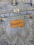 Kompletna stylizacja premium z odzieży używanej składająca się z żółtej bawełnianej koszuli Silvian Heach oraz jeansów z wysokim stanem Wrangler Worldwide W28