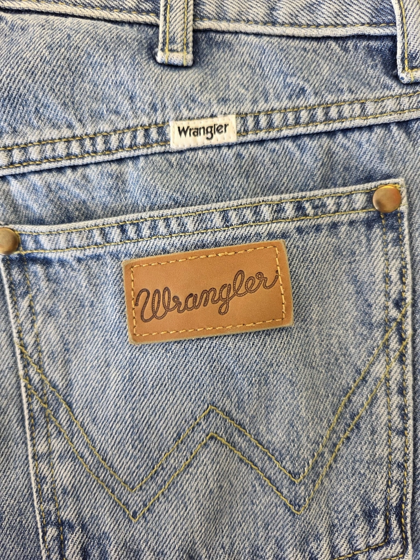 Kompletna stylizacja premium z odzieży używanej składająca się z żółtej bawełnianej koszuli Silvian Heach oraz jeansów z wysokim stanem Wrangler Worldwide W28