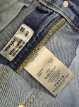 Kompletna stylizacja premium z odzieży używanej składająca się z żółtej bawełnianej koszuli Silvian Heach oraz jeansów z wysokim stanem Wrangler Worldwide W28