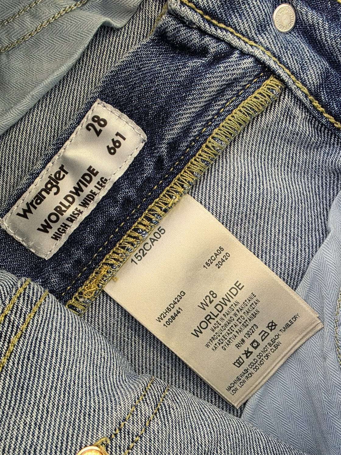 Kompletna stylizacja premium z odzieży używanej składająca się z żółtej bawełnianej koszuli Silvian Heach oraz jeansów z wysokim stanem Wrangler Worldwide W28