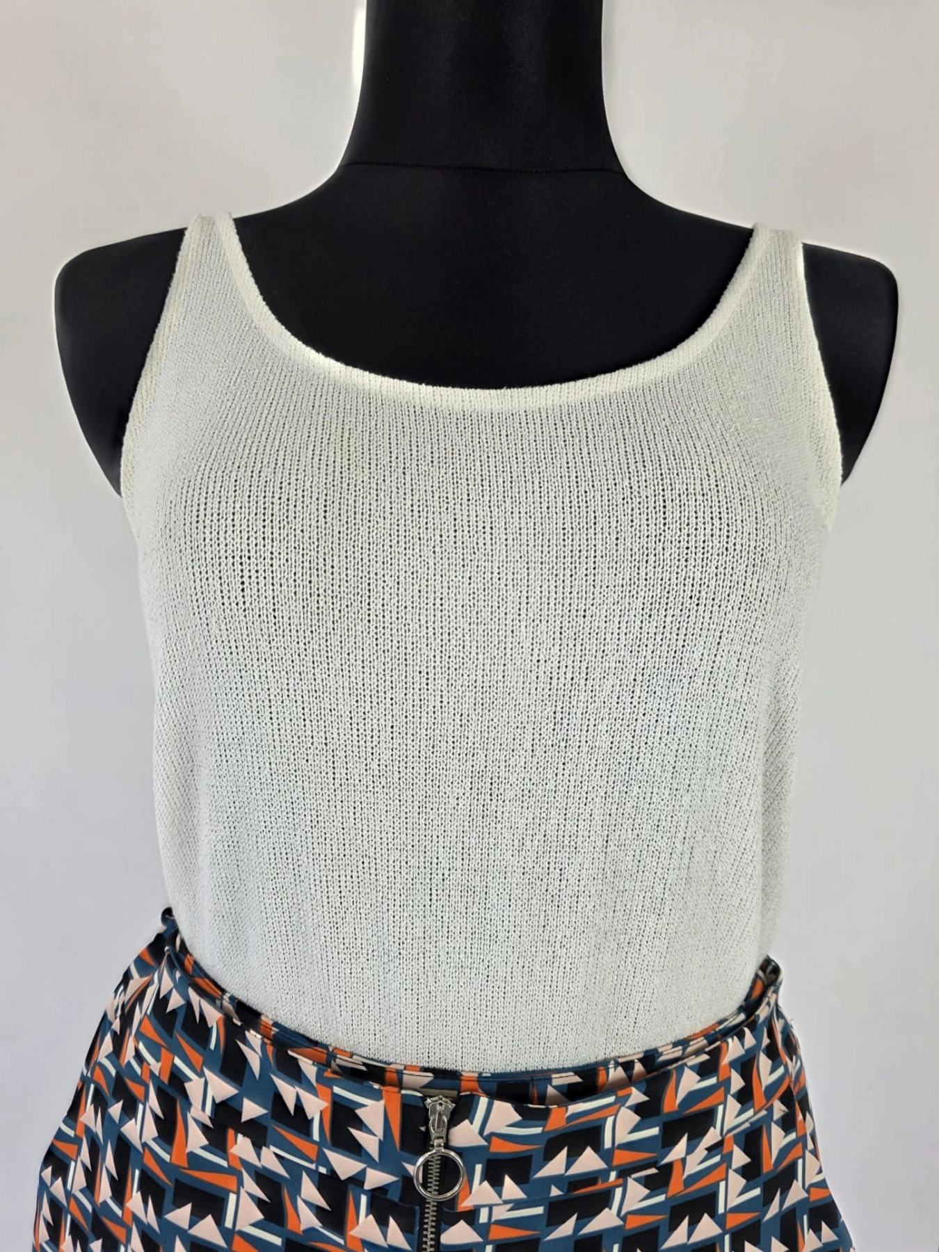 Stylowy komplet damski premium składający się ze spódnicy mini Promod w geometryczne wzory, kremowego topu dzianinowego Tezenis oraz jeansowej katany oversize marki JDY
