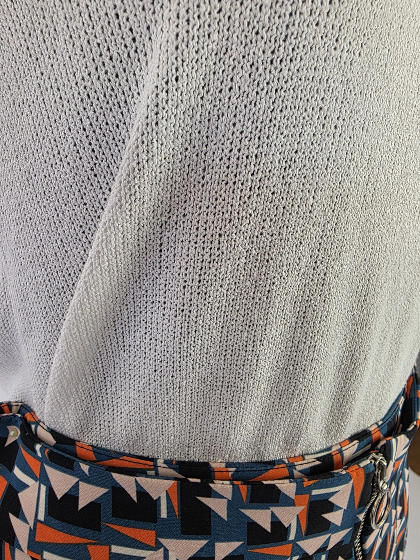 Stylowy komplet damski premium składający się ze spódnicy mini Promod w geometryczne wzory, kremowego topu dzianinowego Tezenis oraz jeansowej katany oversize marki JDY