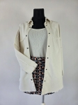 Stylowy komplet damski premium składający się ze spódnicy mini Promod w geometryczne wzory, kremowego topu dzianinowego Tezenis oraz jeansowej katany oversize marki JDY
