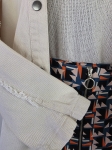 Stylowy komplet damski premium składający się ze spódnicy mini Promod w geometryczne wzory, kremowego topu dzianinowego Tezenis oraz jeansowej katany oversize marki JDY
