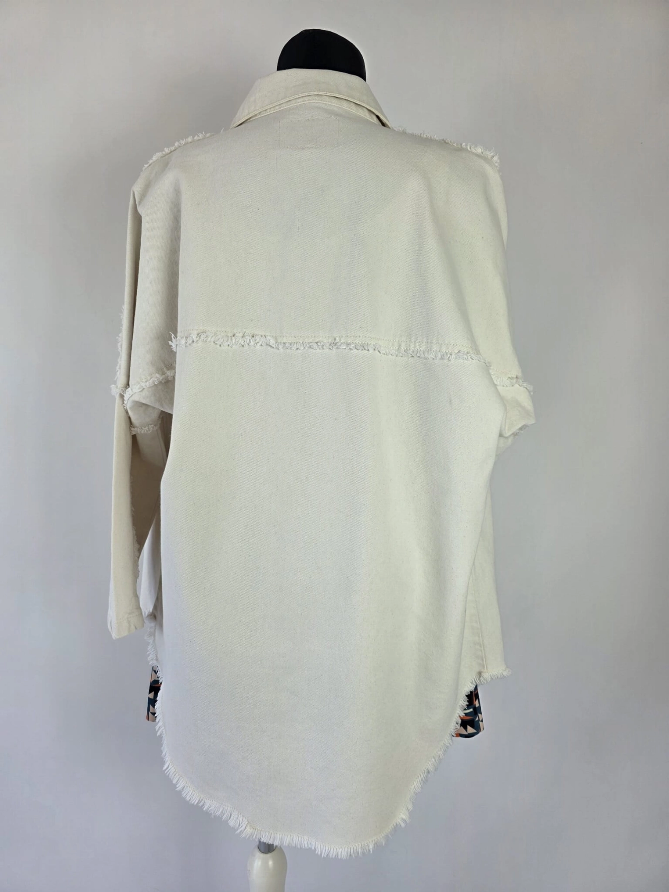 Stylowy komplet damski premium składający się ze spódnicy mini Promod w geometryczne wzory, kremowego topu dzianinowego Tezenis oraz jeansowej katany oversize marki JDY