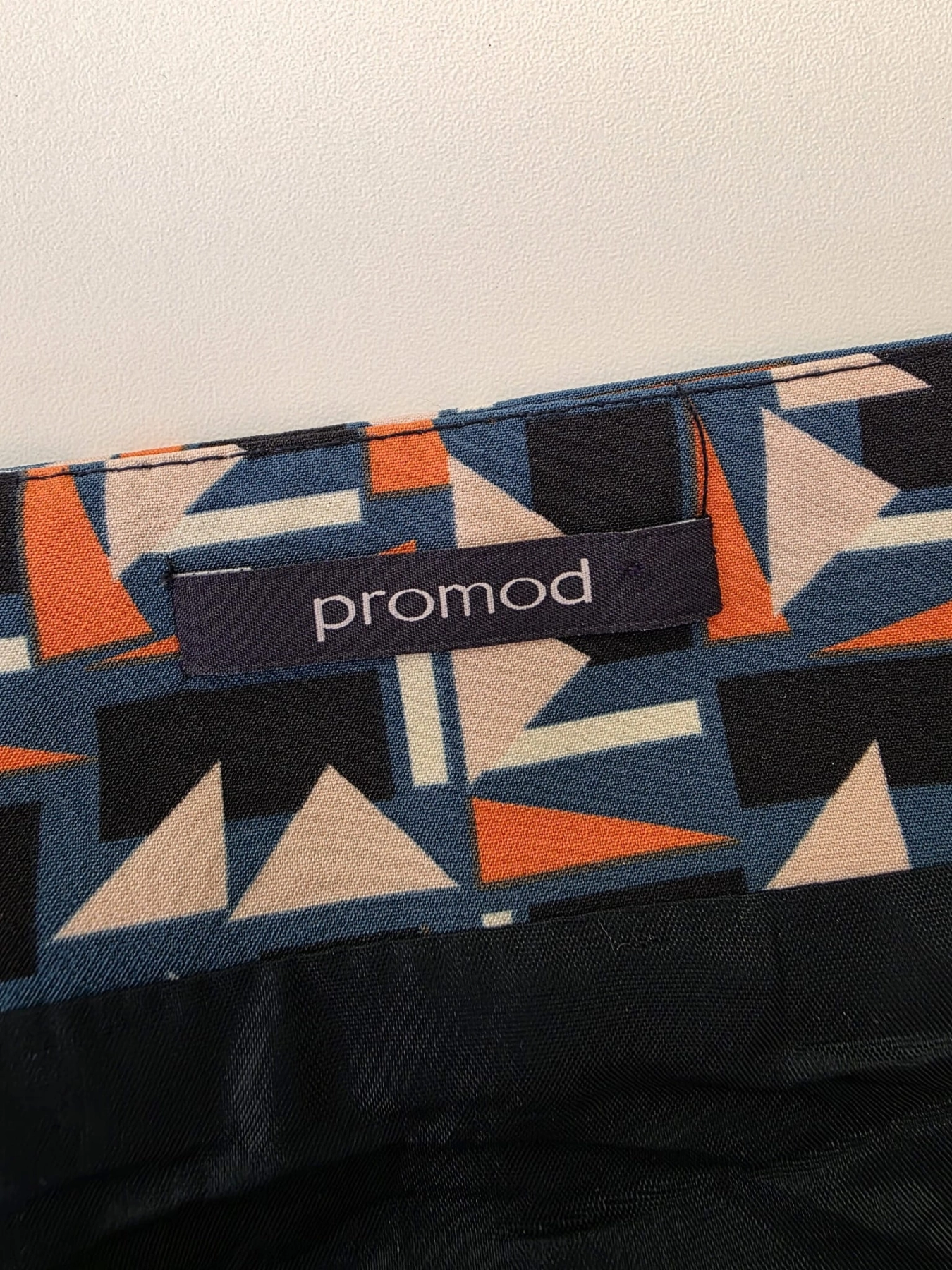 Stylowy komplet damski premium składający się ze spódnicy mini Promod w geometryczne wzory, kremowego topu dzianinowego Tezenis oraz jeansowej katany oversize marki JDY