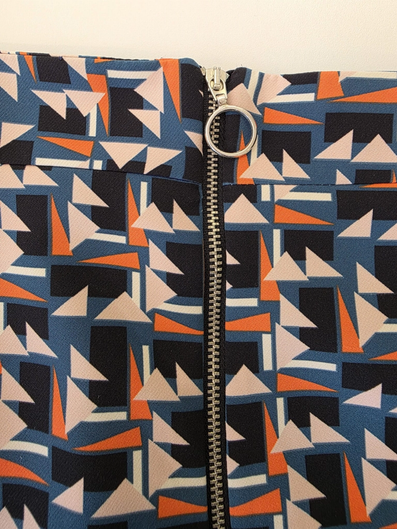 Stylowy komplet damski premium składający się ze spódnicy mini Promod w geometryczne wzory, kremowego topu dzianinowego Tezenis oraz jeansowej katany oversize marki JDY