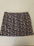 Stylowy komplet damski premium składający się ze spódnicy mini Promod w geometryczne wzory, kremowego topu dzianinowego Tezenis oraz jeansowej katany oversize marki JDY