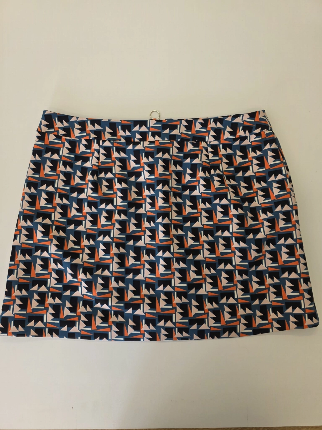 Stylowy komplet damski premium składający się ze spódnicy mini Promod w geometryczne wzory, kremowego topu dzianinowego Tezenis oraz jeansowej katany oversize marki JDY