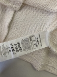 Stylowy komplet damski premium składający się ze spódnicy mini Promod w geometryczne wzory, kremowego topu dzianinowego Tezenis oraz jeansowej katany oversize marki JDY