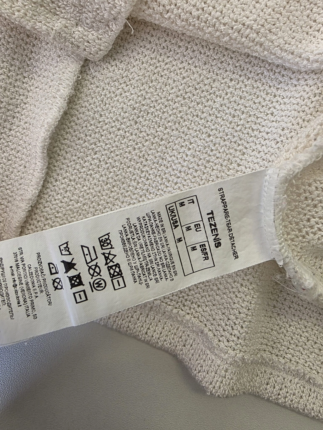 Stylowy komplet damski premium składający się ze spódnicy mini Promod w geometryczne wzory, kremowego topu dzianinowego Tezenis oraz jeansowej katany oversize marki JDY