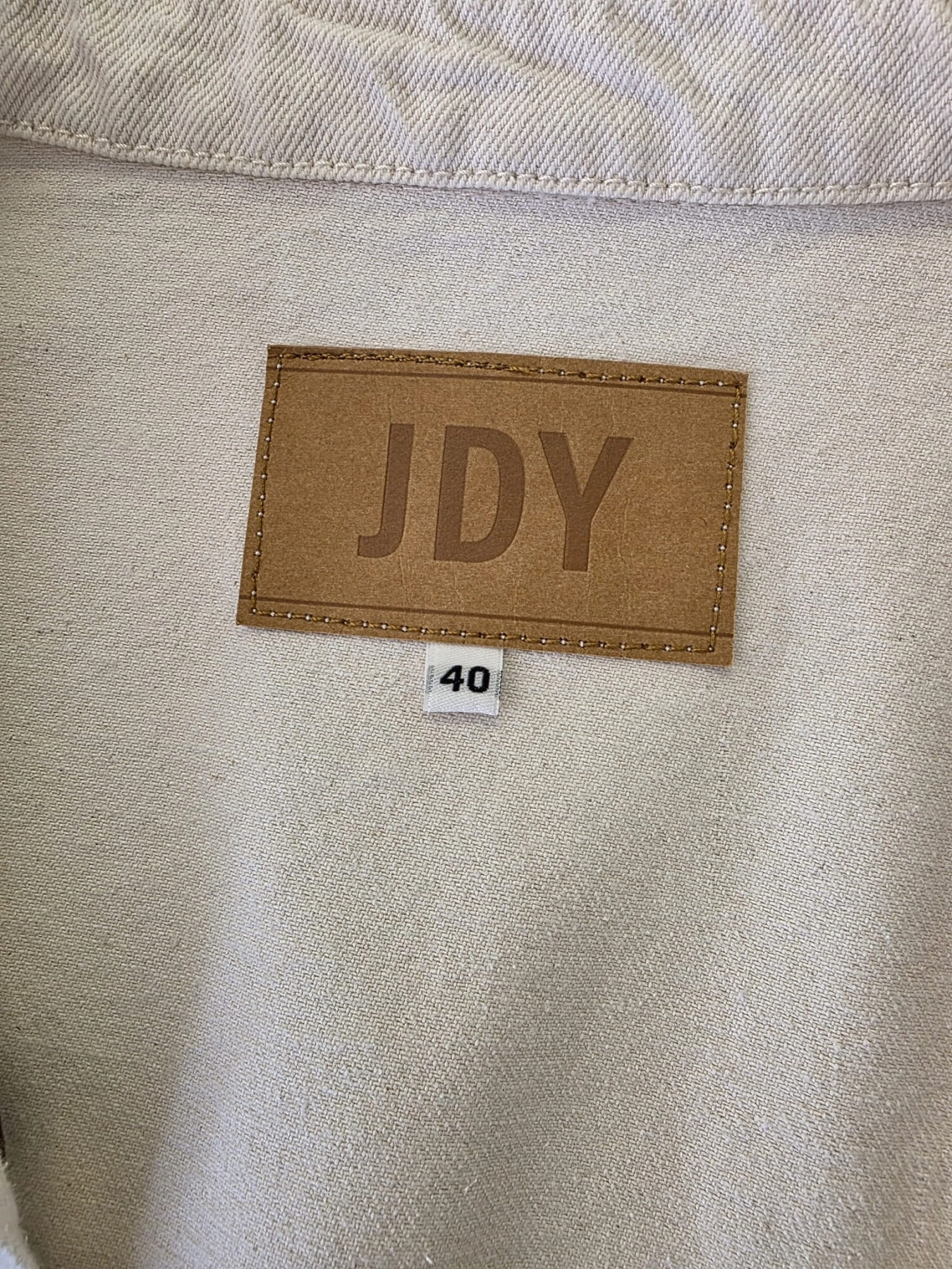 Stylowy komplet damski premium składający się ze spódnicy mini Promod w geometryczne wzory, kremowego topu dzianinowego Tezenis oraz jeansowej katany oversize marki JDY