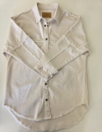 Stylowy komplet damski premium składający się ze spódnicy mini Promod w geometryczne wzory, kremowego topu dzianinowego Tezenis oraz jeansowej katany oversize marki JDY