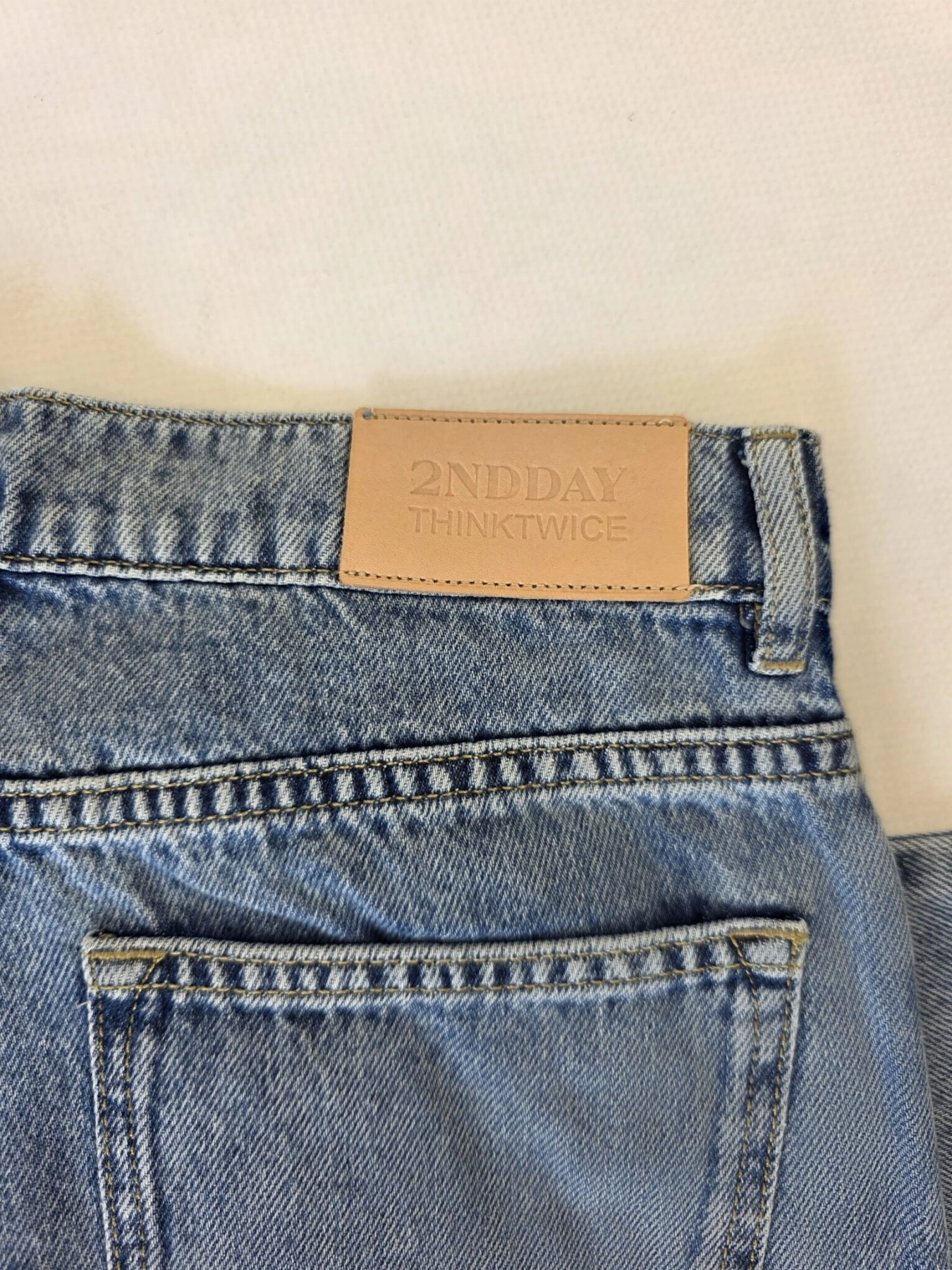 Ekskluzywny zestaw damski premium składający się z szerokich jeansów z bawełny organicznej marki 2NDDAY oraz pasiastej bluzki OPUS z wiązanymi rękawami
