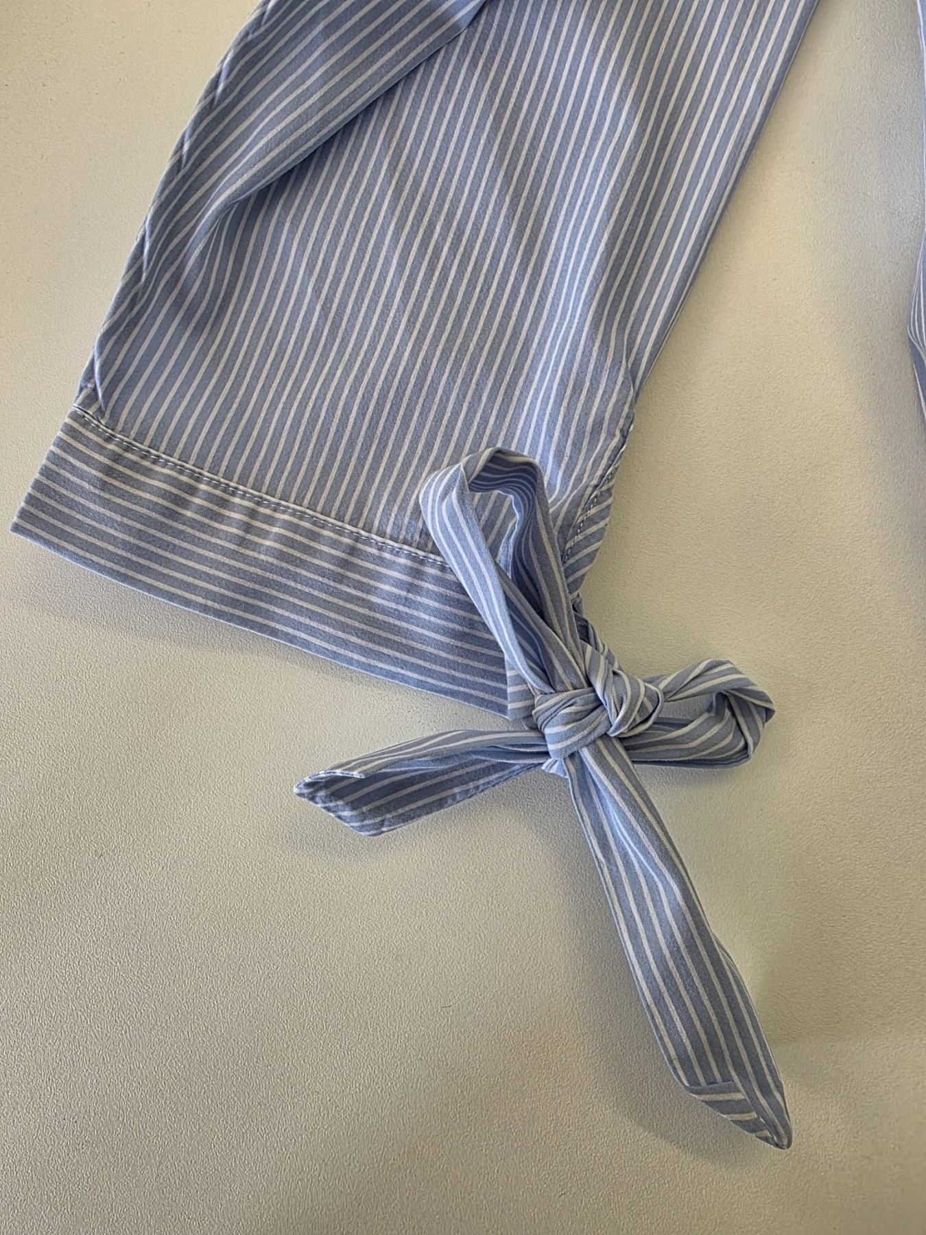 Ekskluzywny zestaw damski premium składający się z szerokich jeansów z bawełny organicznej marki 2NDDAY oraz pasiastej bluzki OPUS z wiązanymi rękawami