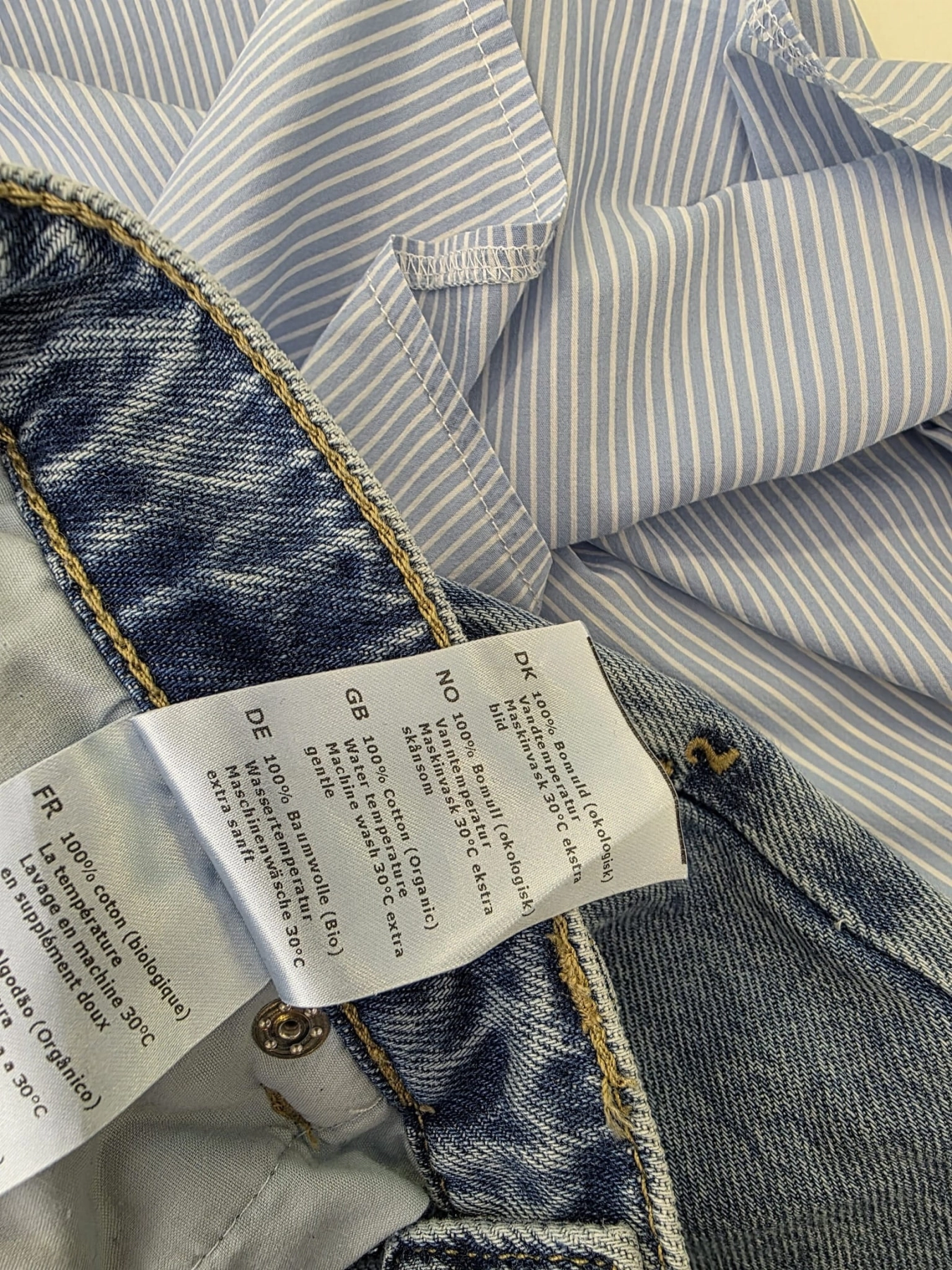 Ekskluzywny zestaw damski premium składający się z szerokich jeansów z bawełny organicznej marki 2NDDAY oraz pasiastej bluzki OPUS z wiązanymi rękawami