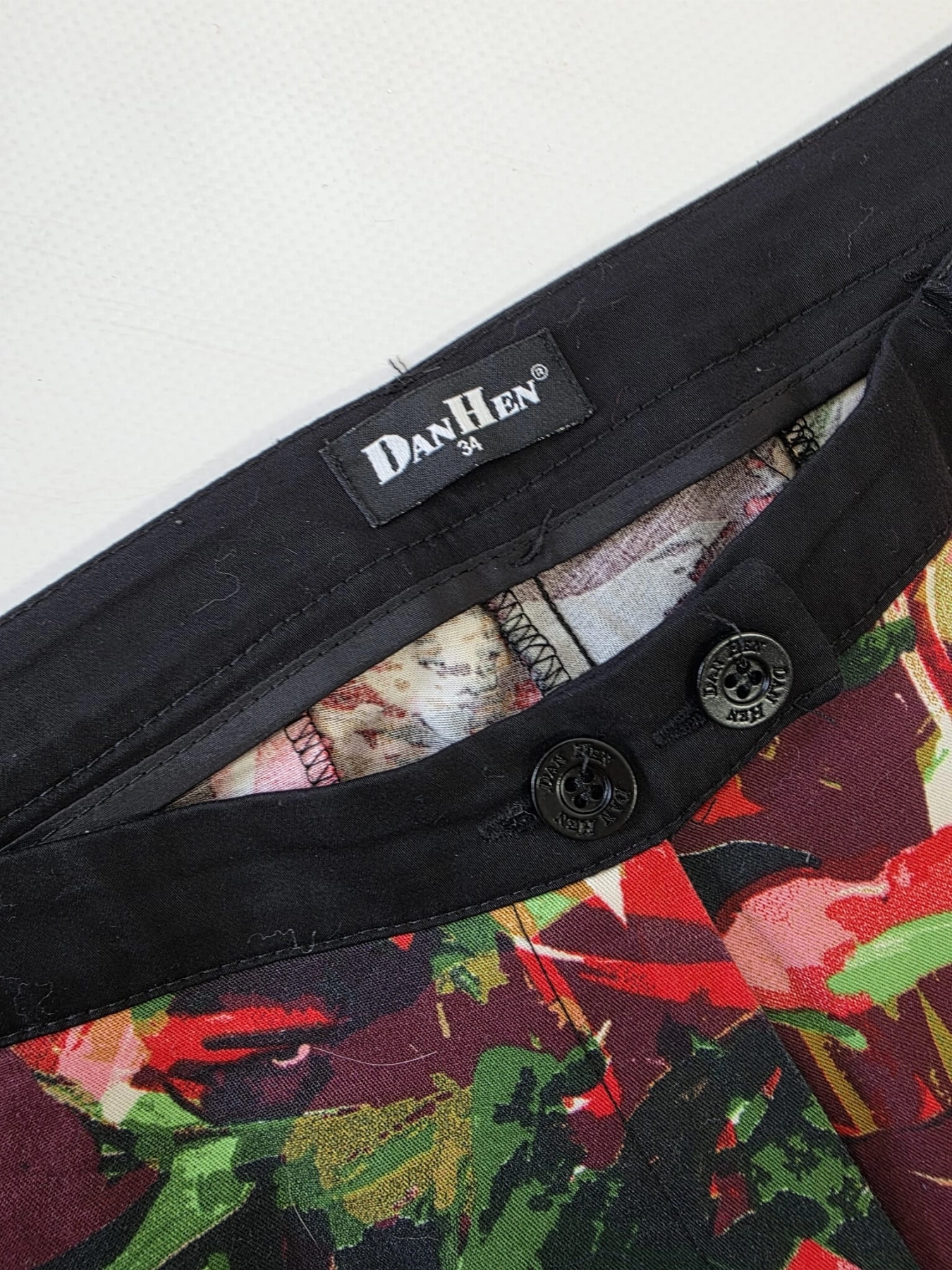 Designerski komplet damski premium składający się z bawełnianego swetra Solar oraz wzorzystych spodni DanHen, idealny na unikalną i stylową stylizację codzienną